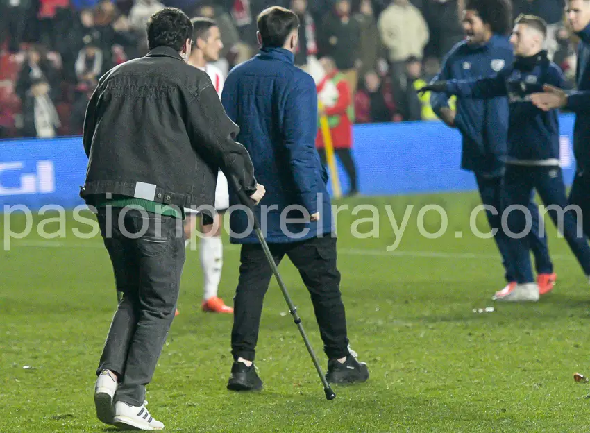Camello volvió al terreno de juego para celebrar la victoria apoyado en unas muletas.