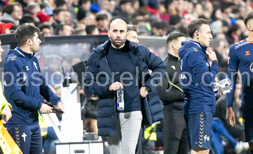 Giráldez, técnico del Celta durante el partido en Vallecas