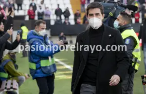 Andoni Iraola dirigiéndose al banquillo en un partido de esta temporada en Vallecas