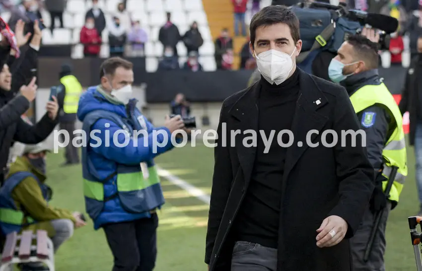 Andoni Iraola dirigiéndose al banquillo en un partido de esta temporada en Vallecas