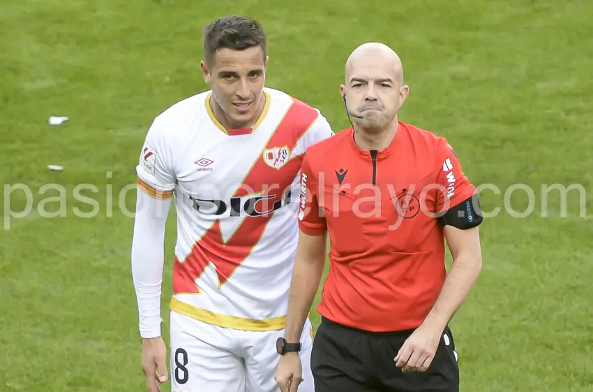 Trejo junto al colegiado del Rayo Vallecano - Girona