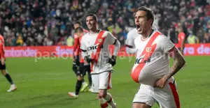 Trejo, en la celebración del gol en su partido 201 con el Rayo Vallecano
