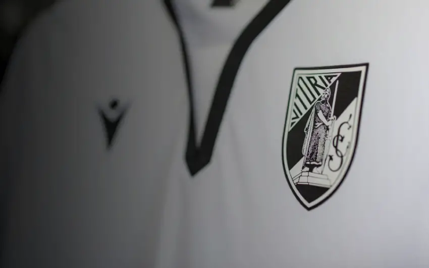 Escudo y camiseta del Vitoria SC