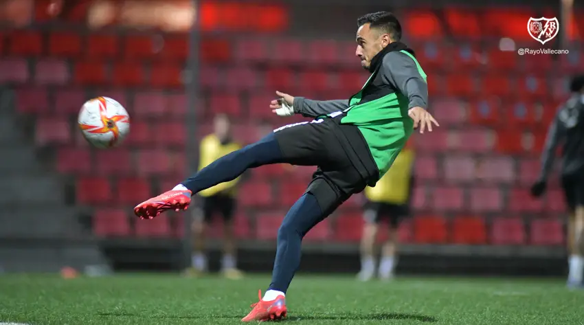 Álvaro García durante un entrenamiento del Rayo Vallecano