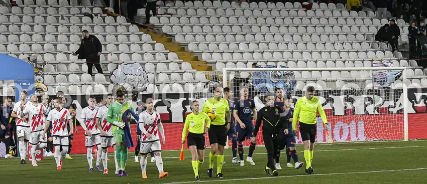 Momento de la salida de los jugadores con el fondo vacío