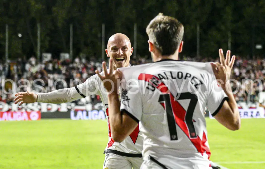 Isi celebrando con Unai el 3-1 ante Osasuna