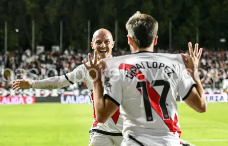 Isi celebrando con Unai el 3-1 ante Osasuna