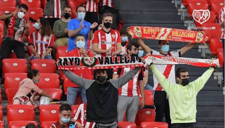 Aficionados del Rayo en San Mamés en el primer desplazamiento en Liga 19 meses después