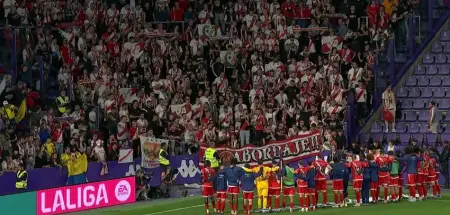 Los jugadores celebraron con su afición la victoria ante el Valladolid