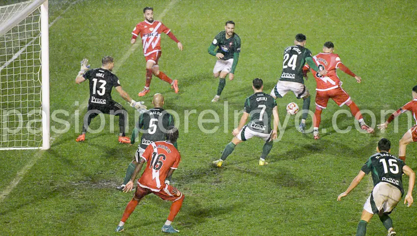 Acción de ataque del Rayo Vallecano en el partido ante el Racing de Ferrol.