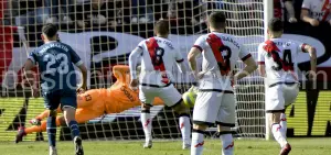 Momento en el que Gazzaniga detiene el primer penalti lanzado por Trejo ante el Girona