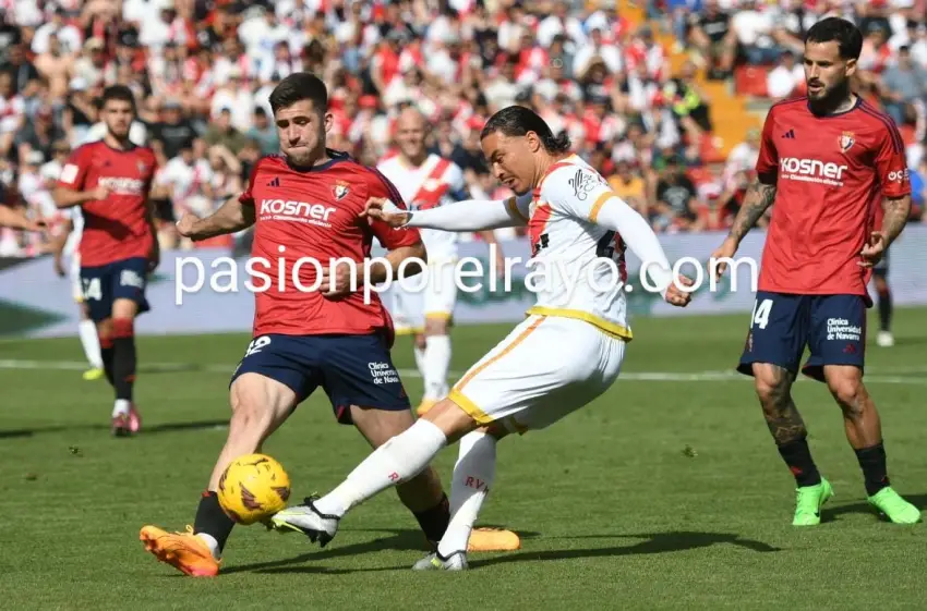 Raúl de Tomás, en una jugada del Rayo Vallecano - Osasuna