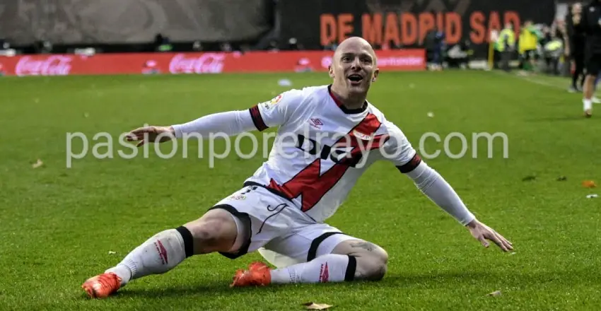 Isi Palazón celebrando un gol en el estadio de Vallecas