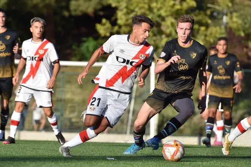 El lateral derecho está siendo uno de los fijos en las alineaciones de Angel Dongil.