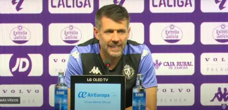 Imagen del técnico del Valladolid, Pezzolano, en la rueda de prensa previa al partido con el Rayo