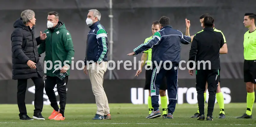 El entrenador del Betis protestó al colegiado y recibió cartulina amarilla