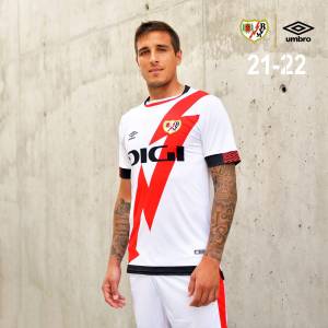 El Rayo Vallecano presenta su primera equipación en el regreso a Primera