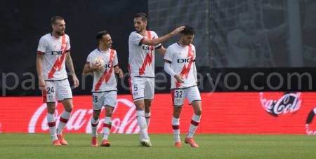 Mario Hernández siendo felicitado por Catena, Alvaro y Saveljich tras su gol al Elche.