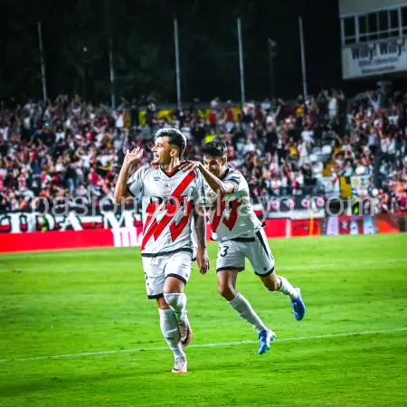 Ratiu, en la celebración de su gol en el Rayo Vallecano - Osasuna