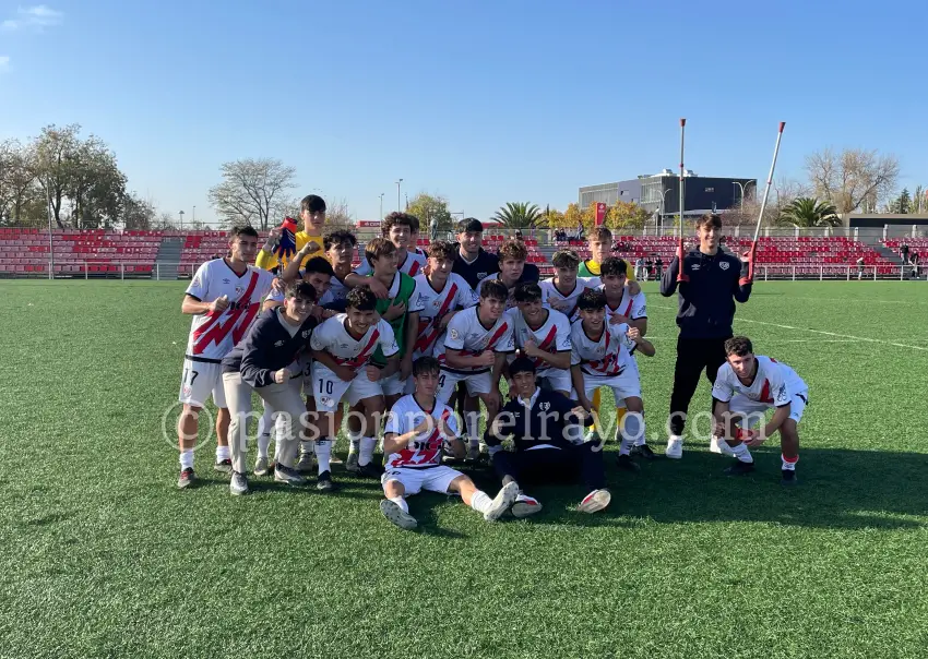 Celebración de la victoria de los jugadores del Rayo Juvenil A