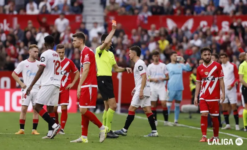 Unai López, expulsado en el Sevilla - Rayo Vallecano