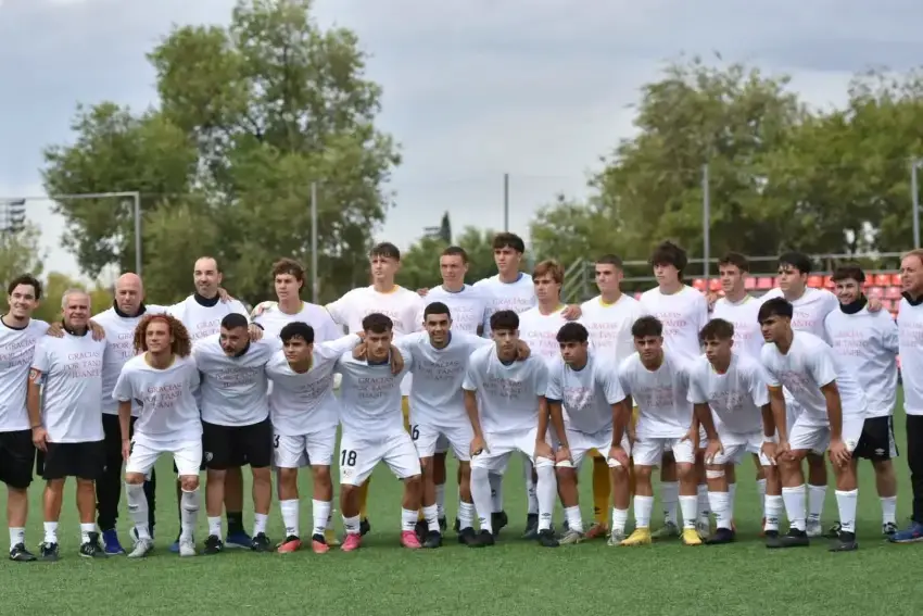 Foto del homenaje del Rayo Juvenil a Juan Pedro Navarro