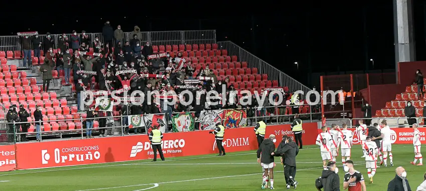 Los jugadores del Rayo acudieron al fondo a saludar a los desplazados a Anduva