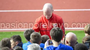 Isi firmando autógrafos antes del Lugones - Rayo Vallecano de Copa del Rey