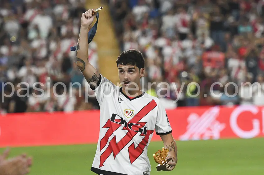 Camello, homenajeado en Vallecas en el Rayo - Barcelona