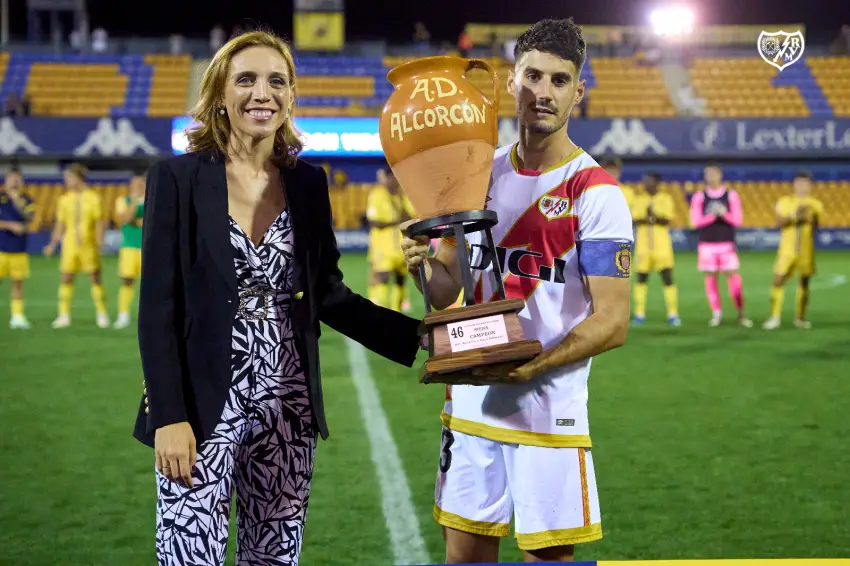 Oscar Valentín posando con el Trofeo Puchero que se adjudicó hoy el Rayo