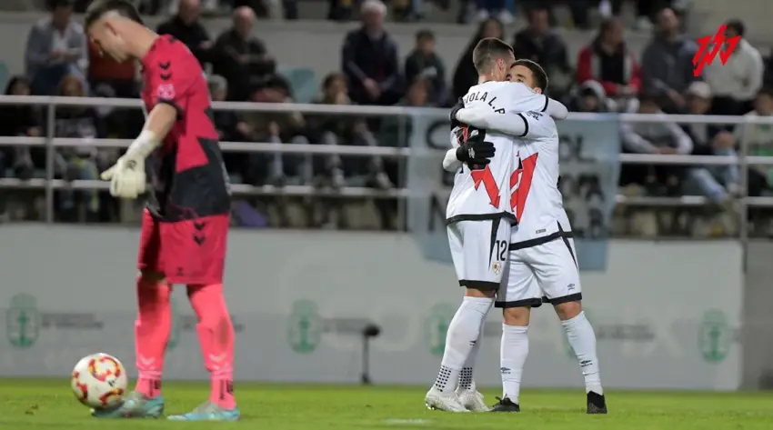 Joni Montiel, abrazado a Sergi Guardiola en el Villamuriel - Rayo Vallecano de Copa