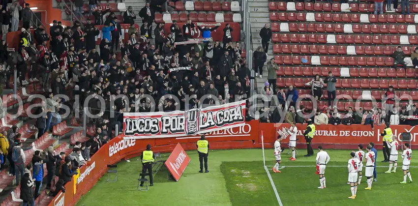 Momento en el que los jugadores agradecen a los aficionados su apoyo en el Molinón