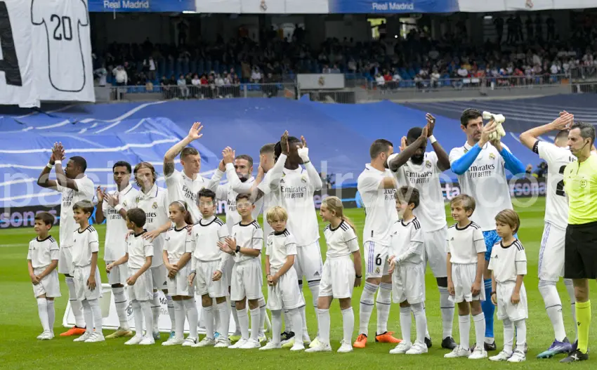 El Real Madrid saludando a su afición ante del choque ante el Rayo