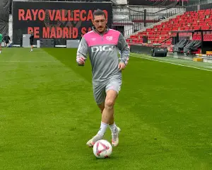 Pacha Espino, entrenando al margen