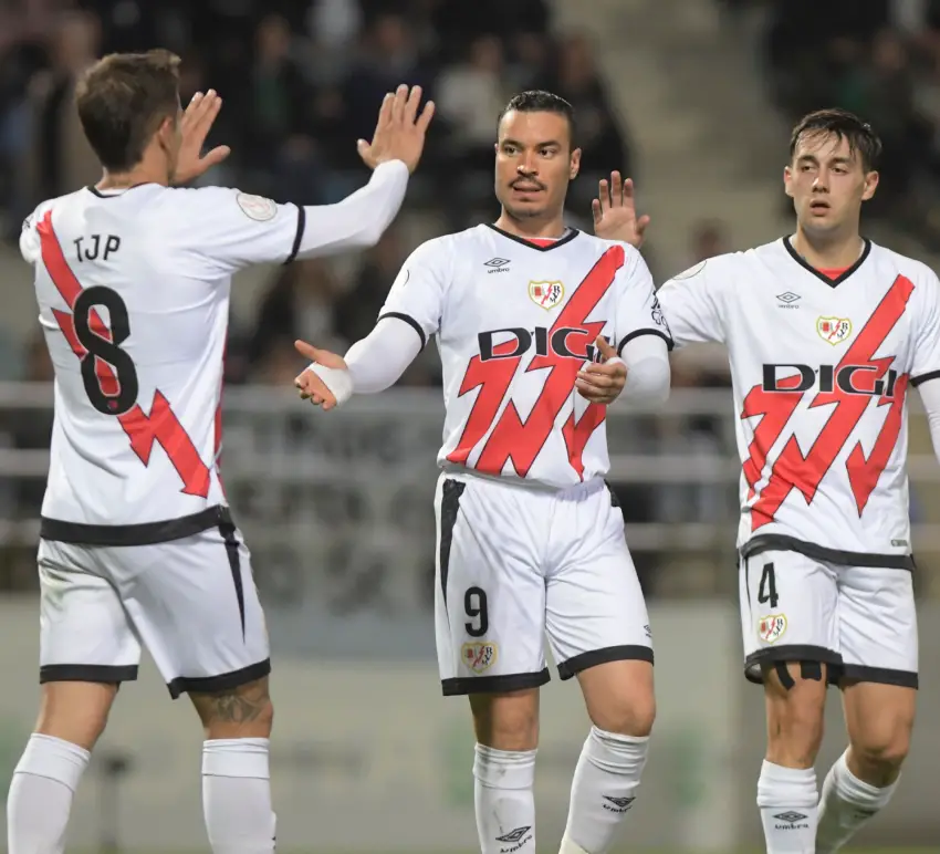 Trejo, Raúl de Tomás y Pedro Díaz celebran un gol en Palencia