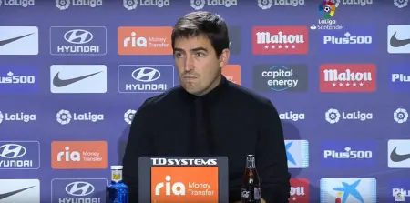 Andoni Iraola, en la rueda de prensa del Atlético - Rayo