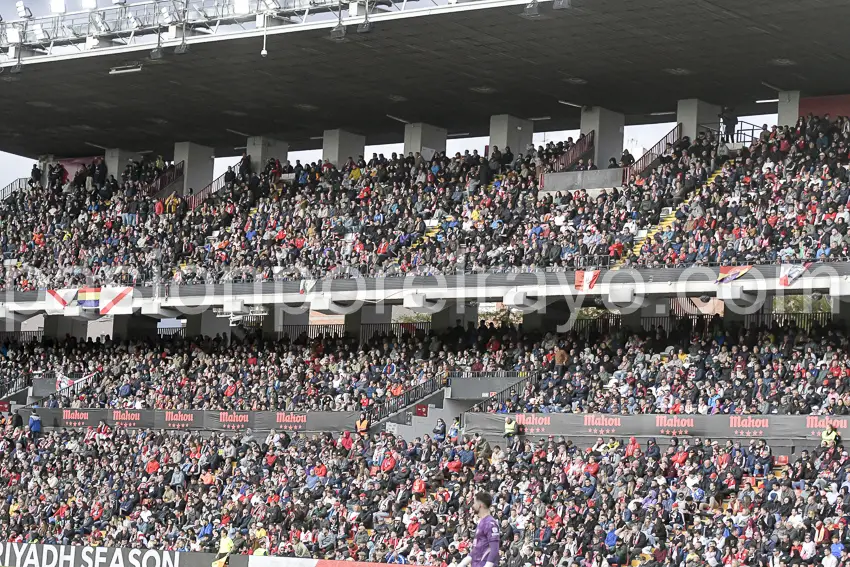 Imagen de la grada de Avenida de la Albufera en el estadio de Vallecas