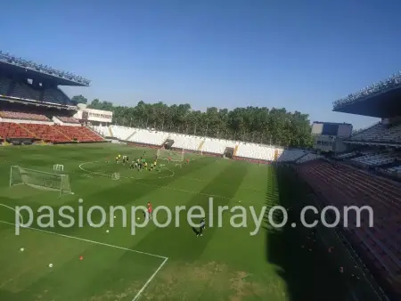 Entrenamiento del Rayo Vallecano en el estadio de Vallecas