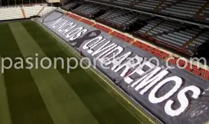 Imagen de la lona en el lateral de la Albufera del estadio de Vallecas