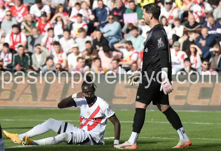 Ciss, jugador del Rayo Vallecano tras caer en el área