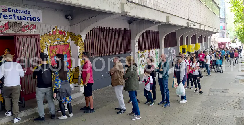 Aficionados del Rayo esperando para entrar a visitar el Estadio de Vallecas