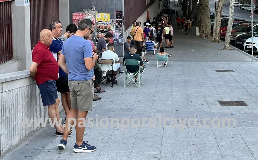 Cola de aficionados del Rayo para comprar un abono de temporada