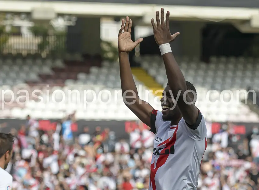 Randy Nteka celebrando uno de los goles que ha marcado con el Rayo