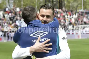 Dimitrievski correspondiendo al abrazo que le brindó Oscar Trejo en representación de toda la afición del Rayo