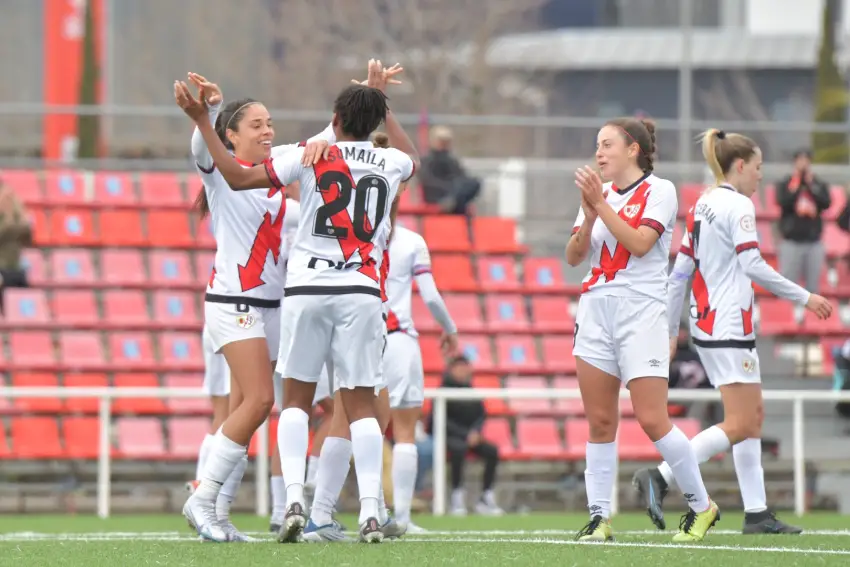 Sheri, celebrando un gol con el Rayo Femenino