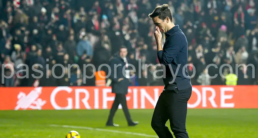 Iñigo Pérez durante un partido de esta temporada en Vallecas