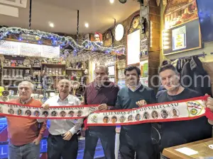 Momento en el que los exjugadores del Rayo posan con las bufandas de las Leyendas