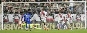 Momento en el que Soria detiene el penalti lanzado por Oscar Trejo.