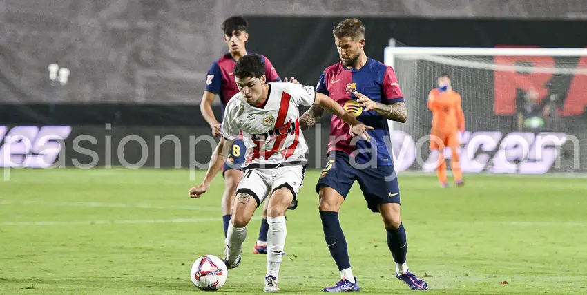 Sergio Camello en una acción de ataque en el Rayo - Barcelona de esta temporada.