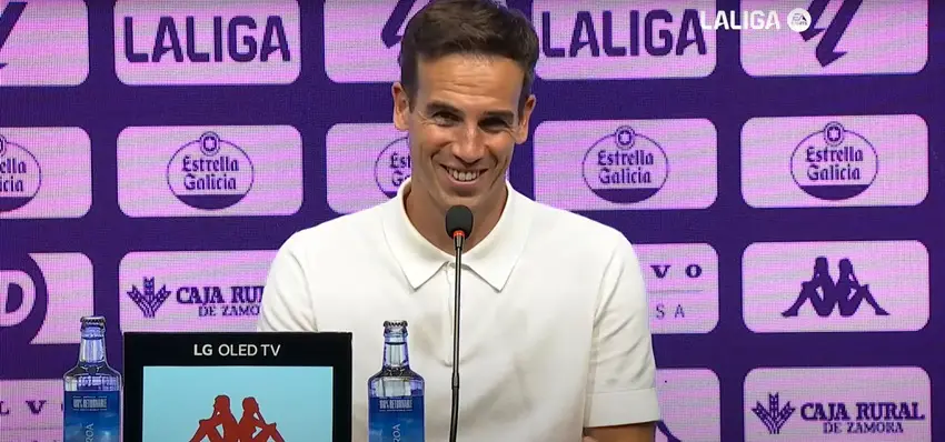 Momento de la rueda de prensa de Iñigo Perez en Valladolid